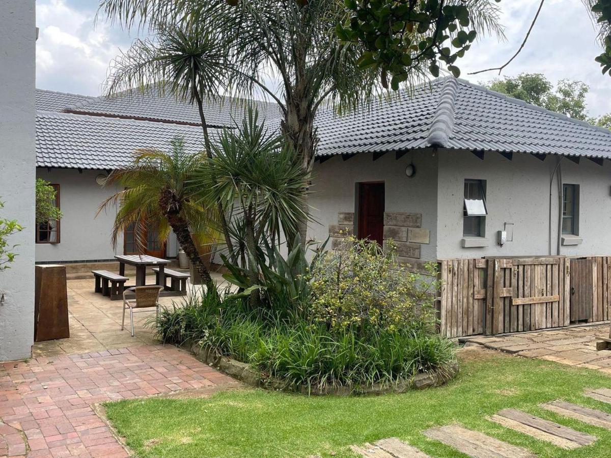 Africa Footprints Lodge Кемптън Парк Екстериор снимка