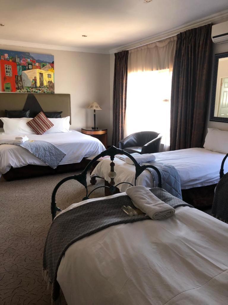 Africa Footprints Lodge Кемптън Парк Екстериор снимка