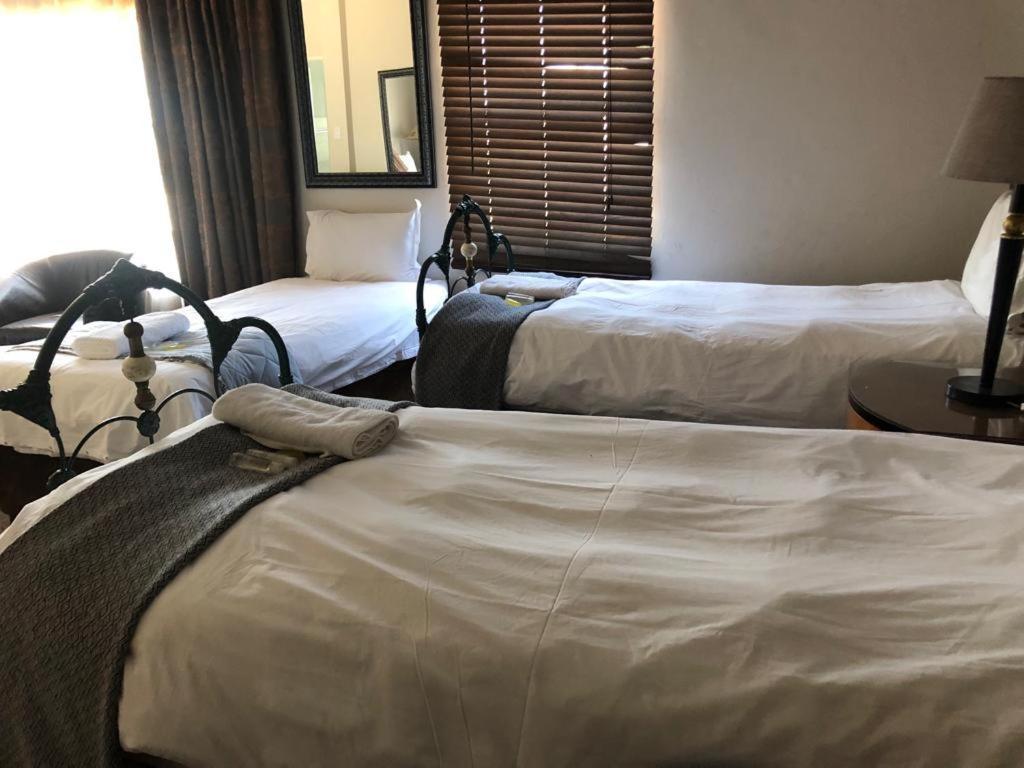 Africa Footprints Lodge Кемптън Парк Екстериор снимка