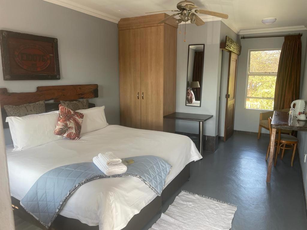 Africa Footprints Lodge Кемптън Парк Екстериор снимка